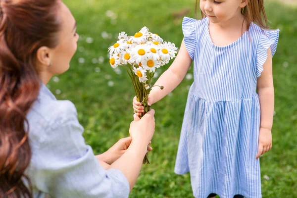Family Motherhood People Concept Happy Mother Little Daughter Chamomile Flowers — Stockfoto