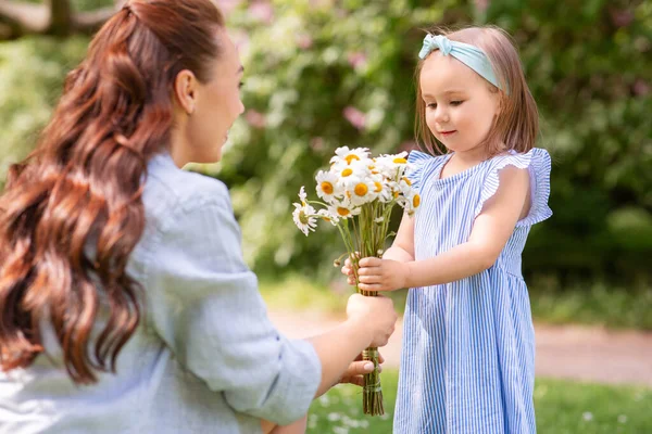 Family Motherhood People Concept Happy Mother Little Daughter Chamomile Flowers — Fotografia de Stock
