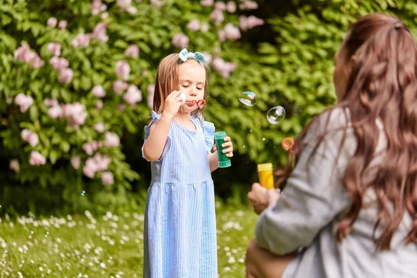 Family Motherhood People Concept Happy Mother Little Daughter Blowing Soap — ストック写真