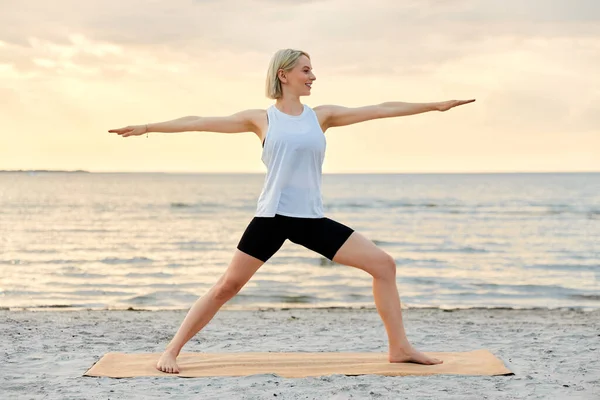 Fitness Sport Gezonde Levensstijl Concept Gelukkige Vrouw Doen Yoga Krijger — Stockfoto