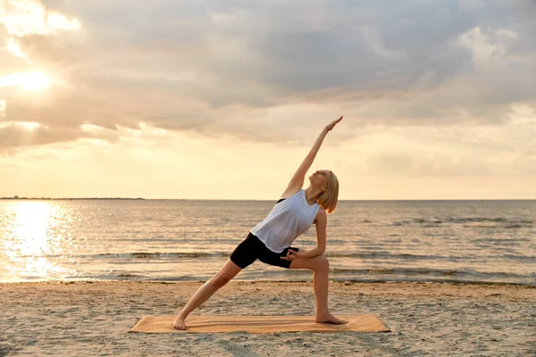 Fitness Sport Healthy Lifestyle Concept Woman Doing Yoga Triangle Pose — Stock fotografie