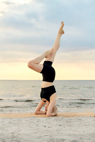 Fitness Sport Healthy Lifestyle Concept Woman Doing Yoga Headstand Beach —  Fotos de Stock