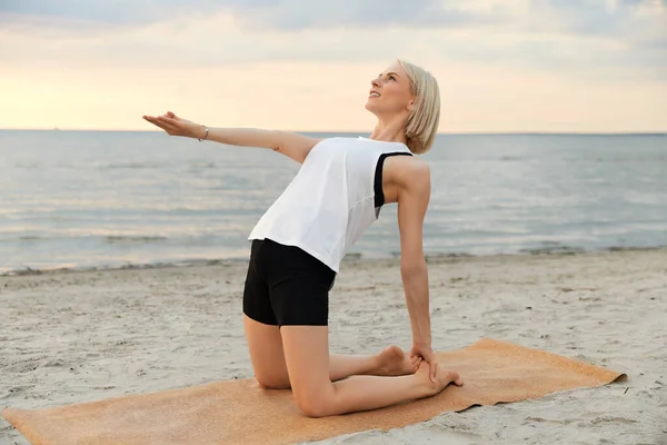 Fitness Sport Und Gesunder Lebensstil Frau Posiert Mit Yoga Kamel — Stockfoto