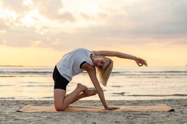 Fitness Sport Healthy Lifestyle Concept Woman Doing Yoga Camel Pose —  Fotos de Stock