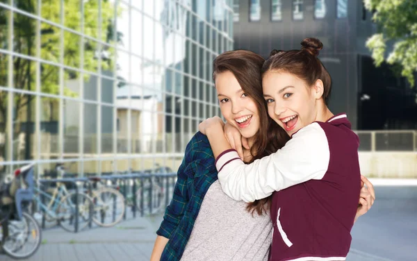 People Friendship Concept Happy Smiling Teenage Girls Hugging City Street — Stock fotografie