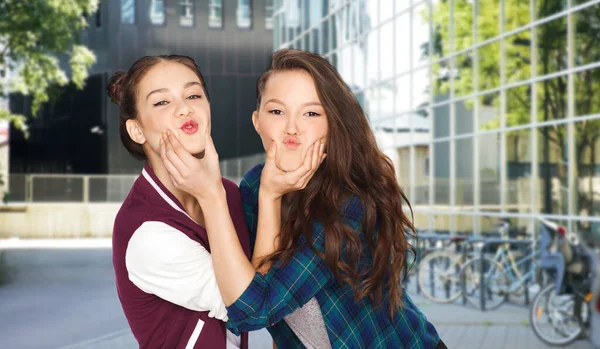 People Friendship Concept Happy Smiling Teenage Girls Having Fun Making — Stockfoto