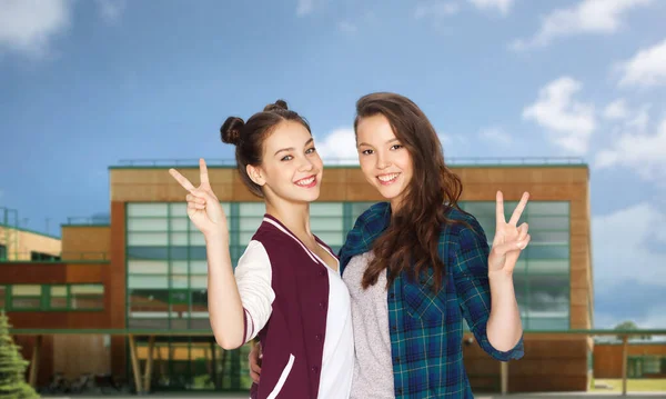 People Friendship Education Concept Happy Smiling Teenage Girls Showing Peace — Stock fotografie