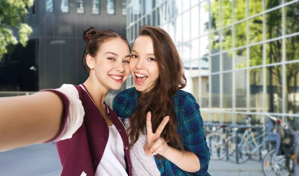 People Friendship Concept Happy Smiling Pretty Teenage Girls Taking Selfie —  Fotos de Stock