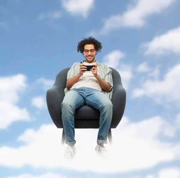 Технологии Люди Концепция Мебели Счастливый Улыбающийся Молодой Человек Очках Смартфоном — стоковое фото