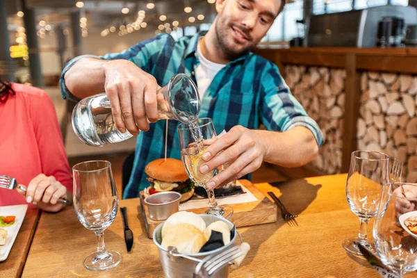 Food Leisure People Concept Happy Smiling Man Having Dinner Restaurant — Fotografia de Stock