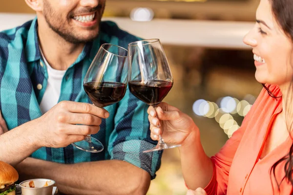 Leisure Drinks People Concept Close Happy Couple Drinking Red Wine — Stock Photo, Image