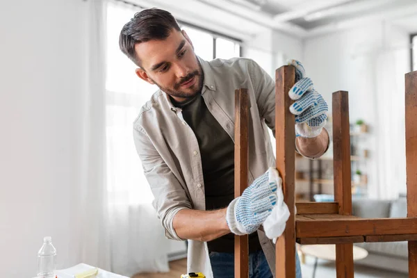 修整和装修房屋的概念 用纸巾在旧木桌或椅子表面脱脂 — 图库照片