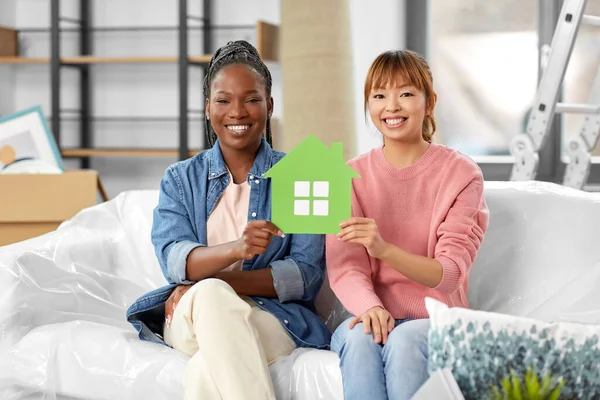 Umzug Menschen Und Immobilienkonzept Glücklich Lächelnde Frauen Mit Grünem Haus — Stockfoto