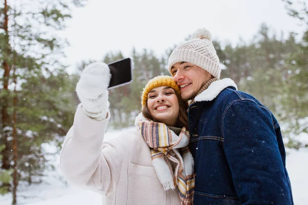 Seizoen Technologie Vrijetijdsconcept Gelukkig Koppel Met Smartphone Selfie Winterpark — Stockfoto