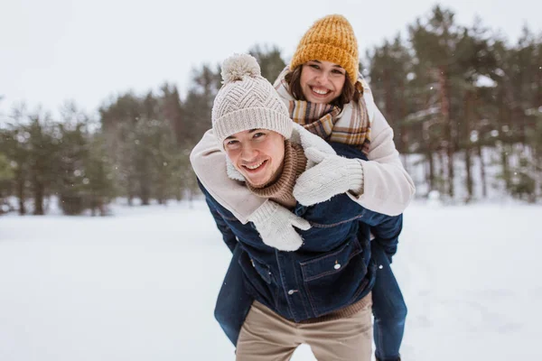 Pessoas Estação Amor Conceito Lazer Casal Feliz Divertindo Parque Inverno — Fotografia de Stock