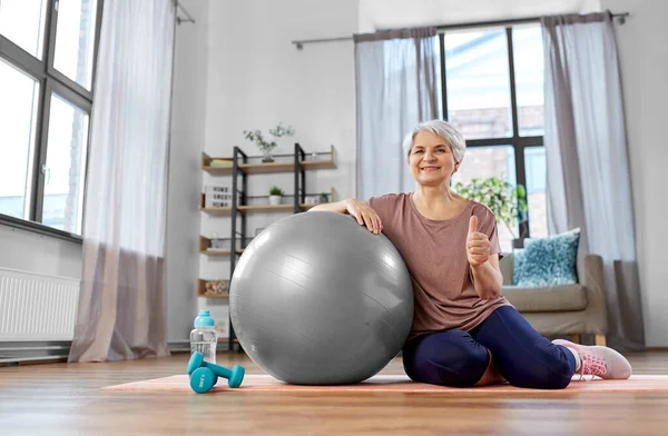 Sport Fitness Und Gesundes Lebensstil Konzept Lächelnde Seniorin Mit Gymnastikball — Stockfoto