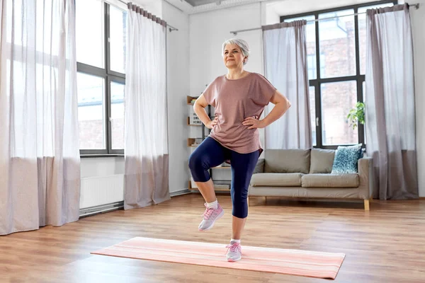 Deporte Fitness Estilo Vida Saludable Concepto Sonriente Mujer Mayor Haciendo — Foto de Stock