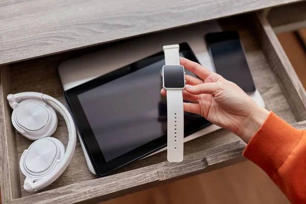 Digital Detox Technology Concept Close Hand Holding Smart Watch Different — Fotografia de Stock