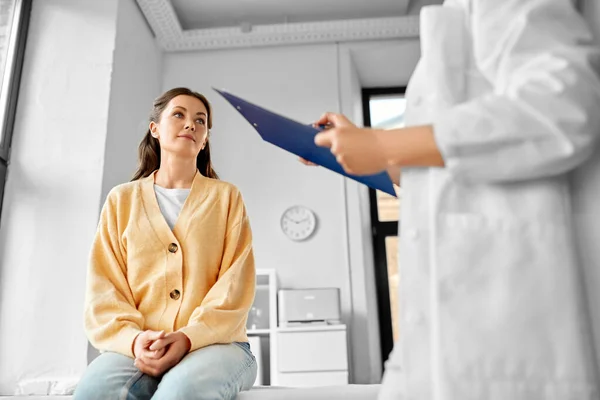 Medicine Healthcare People Concept Female Doctor Clipboard Talking Woman Patient — Photo