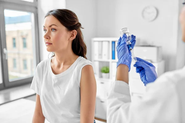 Gezondheid Geneeskunde Pandemie Concept Lachende Vrouwelijke Arts Verpleegkundige Die Beschermende — Stockfoto