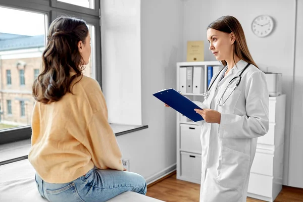 Medicine Healthcare People Concept Female Doctor Clipboard Talking Woman Patient — Zdjęcie stockowe