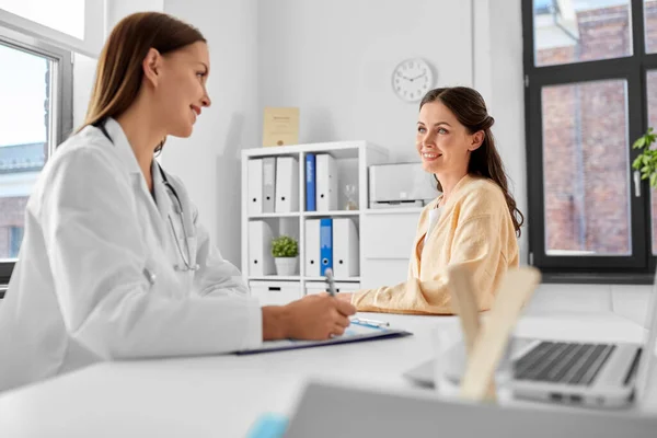 Medicina Assistenza Sanitaria Concetto Persone Medico Donna Con Appunti Che — Foto Stock