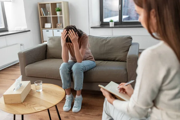 精神健康和人的概念 在心理治疗课上有压力的年轻女性病人和心理学家 — 图库照片