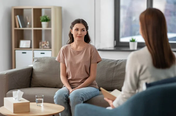 Psychologie Geestelijke Gezondheid Mensen Concept Jonge Vrouw Patiënt Vrouw Psycholoog — Stockfoto