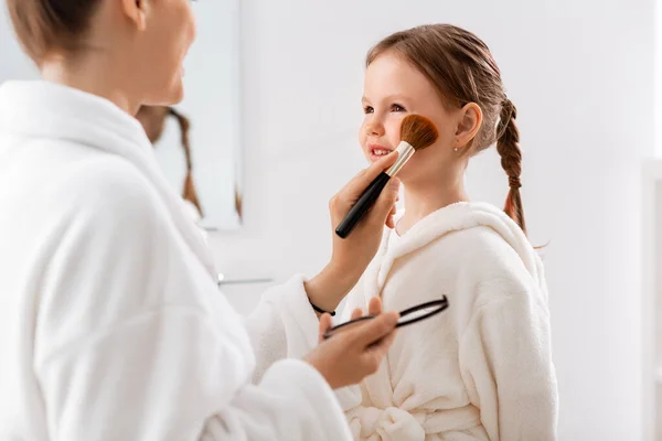 Beauty Family People Concept Happy Smiling Mother Little Daughter Brush — Stock Photo, Image