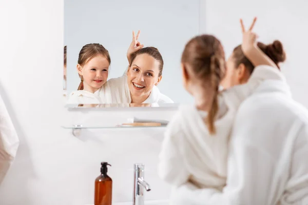 Concepto Belleza Familia Personas Feliz Madre Sonriente Hija Pequeña Mirando — Foto de Stock