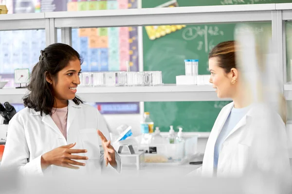 Ciencia Trabajo Concepto Personas Mujeres Científicas Internacionales Hablando Laboratorio — Foto de Stock