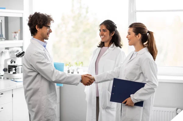 Vetenskap Arbete Och Människor Konceptet Internationell Grupp Glada Forskare Skakar — Stockfoto