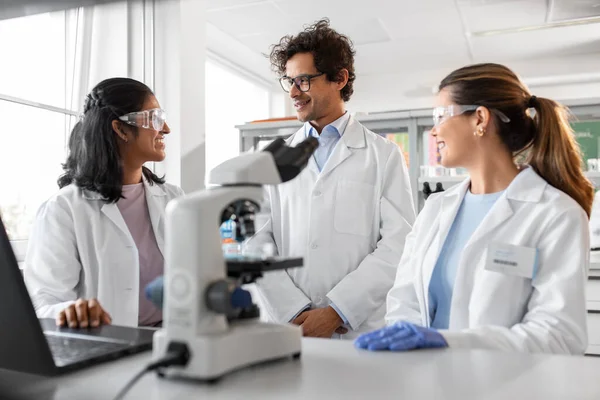 Investigación Científica Trabajo Concepto Personas Equipo Internacional Científicos Con Computadora — Foto de Stock