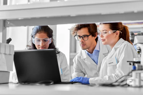 Wissenschaftsforschung Arbeits Und Personenkonzept Internationales Team Von Wissenschaftlern Mit Laptop — Stockfoto