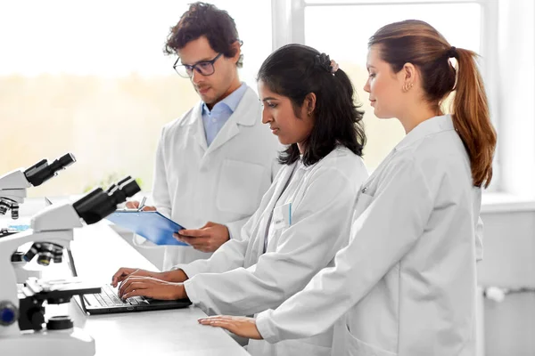 Science Research Work People Concept International Team Scientists Microscopes Laptop — Stockfoto