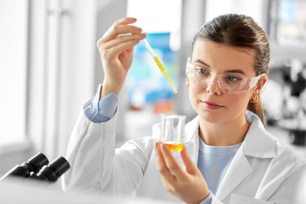 Science Research Work People Concept Female Scientist Goggles Dropper Chemical — Foto de Stock