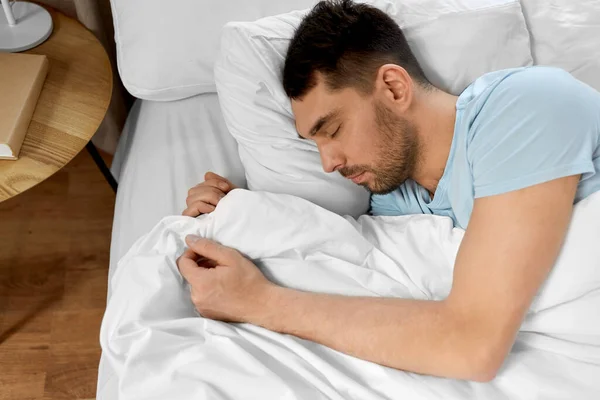 Mensen Slapen Gaan Rest Concept Man Slapen Bed Thuis — Stockfoto