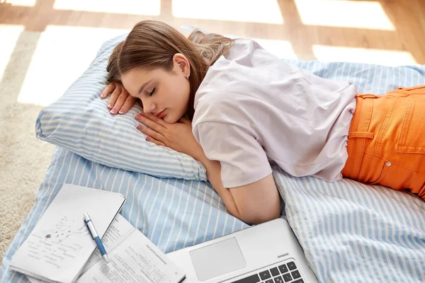 Szkoła Edukacja Koncepcja Lenistwa Zmęczona Nastolatka Laptopem Notebookami Śpiąca Domu — Zdjęcie stockowe
