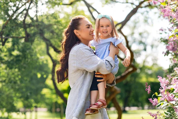 Family Motherhood People Concept Happy Mother Little Daughter Summer Park — Stockfoto