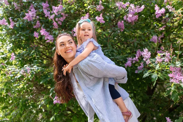 Family Motherhood People Concept Happy Mother Little Daughter Having Fun — Stockfoto