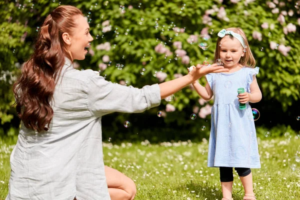 Family Motherhood People Concept Happy Mother Little Daughter Blowing Soap — Stockfoto