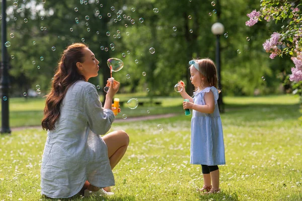 Család Anyaság Emberek Koncepciója Boldog Anya Kislányával Szappanbuborékokat Fúj Nyári — Stock Fotó