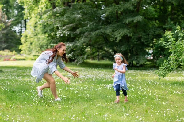 Family Motherhood People Concept Happy Mother Little Daughter Playing Summer — Stock fotografie