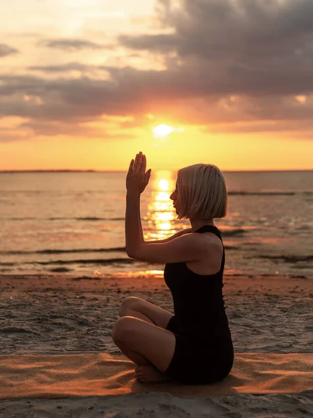 Yoga Mindfulness Meditation Concept Woman Meditating Easy Pose Beach Sunset — ストック写真