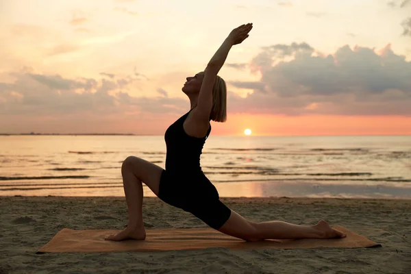 Fitness Sport Healthy Lifestyle Concept Woman Doing Yoga Low Lunge — Fotografia de Stock