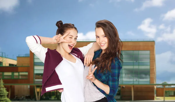 People Friendship Education Concept Happy Smiling Teenage Girls Showing Peace — Stock fotografie