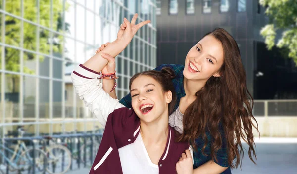 Люди Концепція Дружби Щасливі Усміхнені Гарненькі Дівчата Підлітки Демонструють Мирний — стокове фото