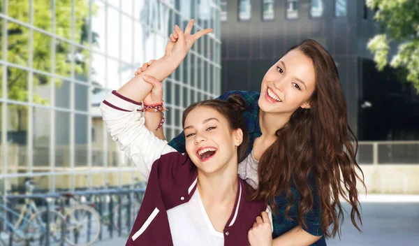 People Friendship Concept Happy Smiling Pretty Teenage Girls Showing Peace — Stock Fotó