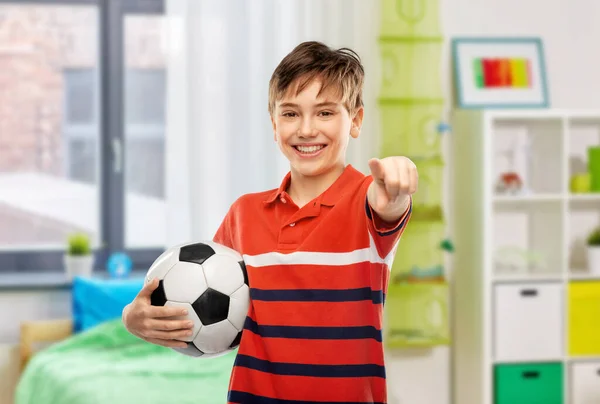 Спорт Футбол Досуг Счастливый Улыбающийся Мальчик Держащий Футбольный Мяч Указывающий — стоковое фото