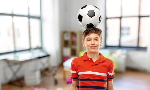 Спорт Футбол Досуг Игры Концепция Счастливый Улыбающийся Мальчик Футбольным Мячом — стоковое фото